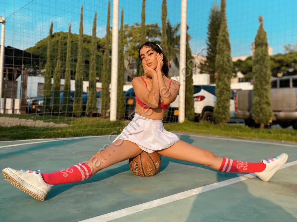 Amelylu: Sensual Latina Webcam Model with Irresistible Talents